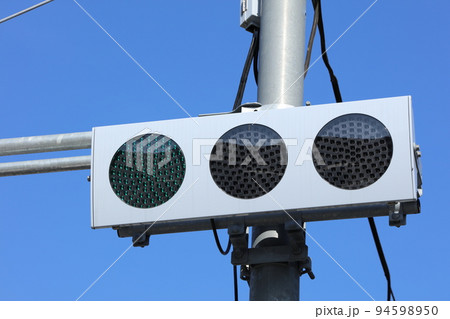 何のため？「信号機のゼブラ板」 いまや激減 しかしLED信号機に新設もポイント交換のPeX