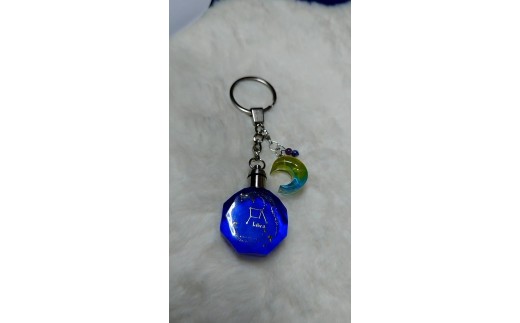 天然石のマクラメ編みキーホルダー 長い花瓶 アイボリー系・水晶iichi 日々の暮らしを心地よくするハンドメイドやアンティークのマーケットプレイス