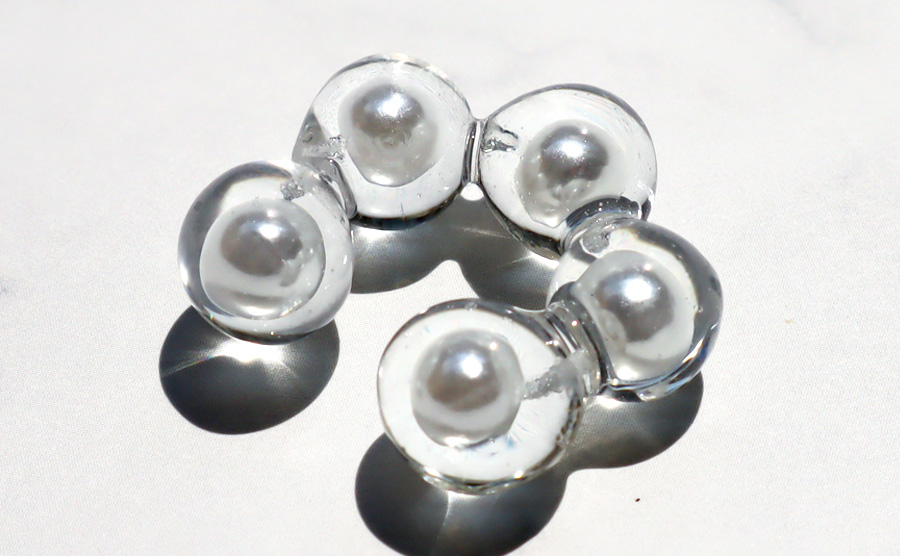 捨てないで！ 余ったレジンで作るレジンアクセサリーの作り方♪ ⁡ レジンを作っていると少しだけ余っちゃうことありますよね、、そんな時は、余りもので封入パーツを作っちゃおう！ ⁡ レジンパーツをレジンに封入すると 屈折率が同じなのでぼや～っとして見えるんです！ふわふわしたパーツが入ってるみたいで可愛い♡ ⁡ ドット柄、水玉模様が簡単に作れちゃいます♪ お花に見えるように配置しても可愛い♡ ⁡