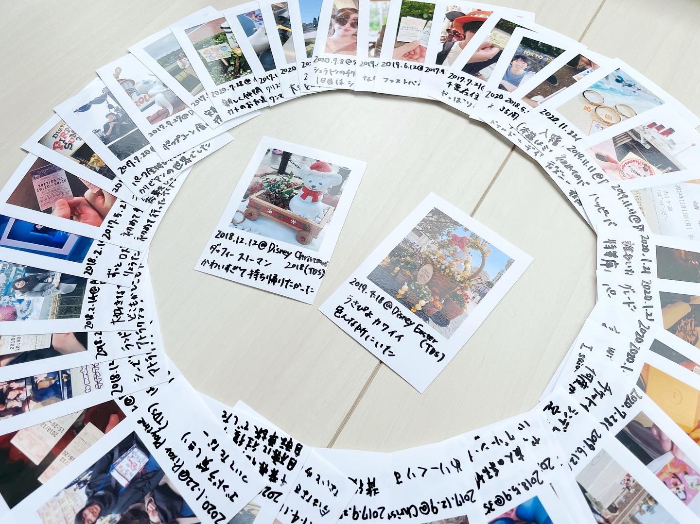 今までありそうで無かった、﻿ 豪華なフレームにチェキやお花を﻿ コラージュして飾るアイデア✨🌸﻿ ﻿ 前撮り写真を使って﻿ ウェルカムボードにしても良いし、﻿結婚式の写真を飾るのも素敵です💍﻿ ﻿ ﻿ photo by @leonie_lion﻿ ﻿ ﻿ ﻿ ﻿ marryは「世界中の可愛い」を集める