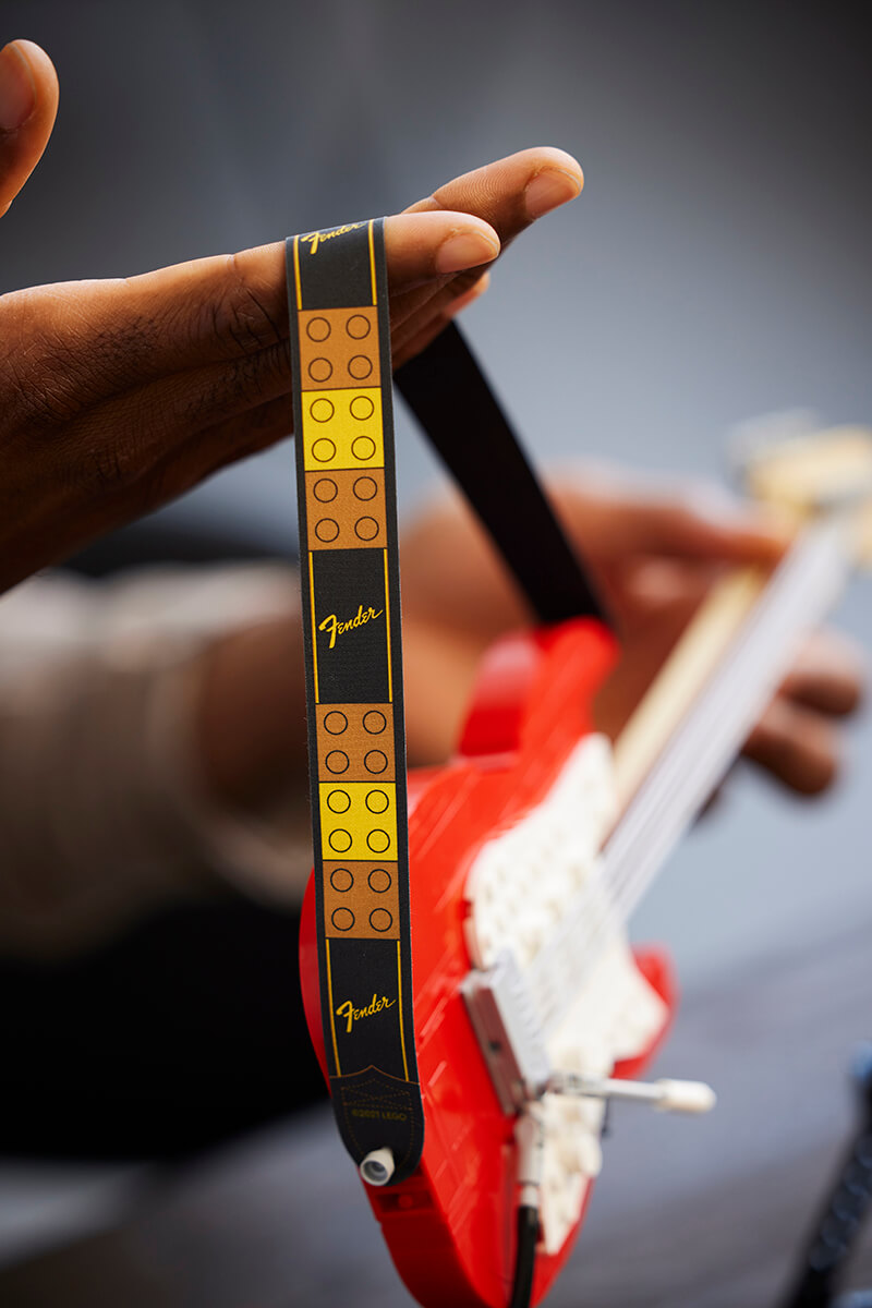 レゴとフェンダーがファンのアイデアで初コラボ、ストラトキャスター＆アンプのセットが発売 – YOUNG GUITAR