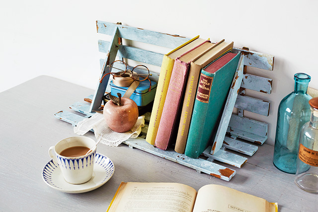 本を抜き取っても隣の本が倒れない☆ 本を挟み込むストッパーのアイデアが秀逸な「1冊でも倒れないブックスタンド」おもしろグッズ＆アイテムノート