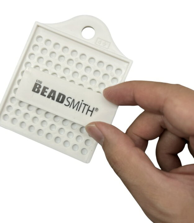 段数カウンター、 作ってみました。 素敵なのを売っているのを知っていたので 購入したくて何度かトライしたのですが、 人気商品のためなかなか気に入ったのが買えなくて。 どうしても編み始めたいものがあったので、 自作してみました。 後から作ったビーズの方が