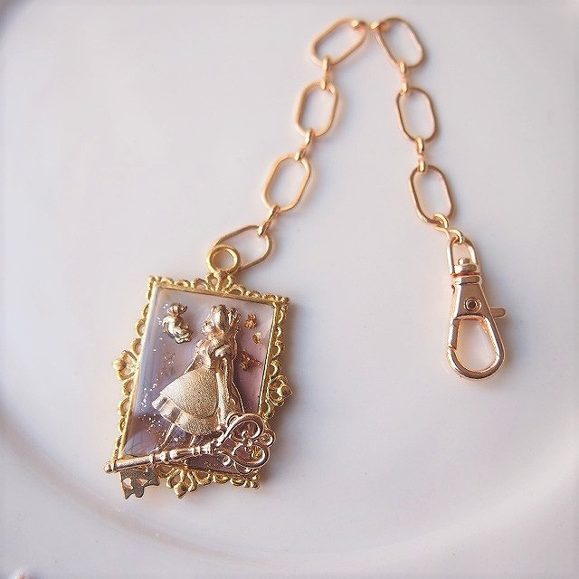 レジン作品の作り方！初心者でも簡単♡基礎からアイデア実例集まで