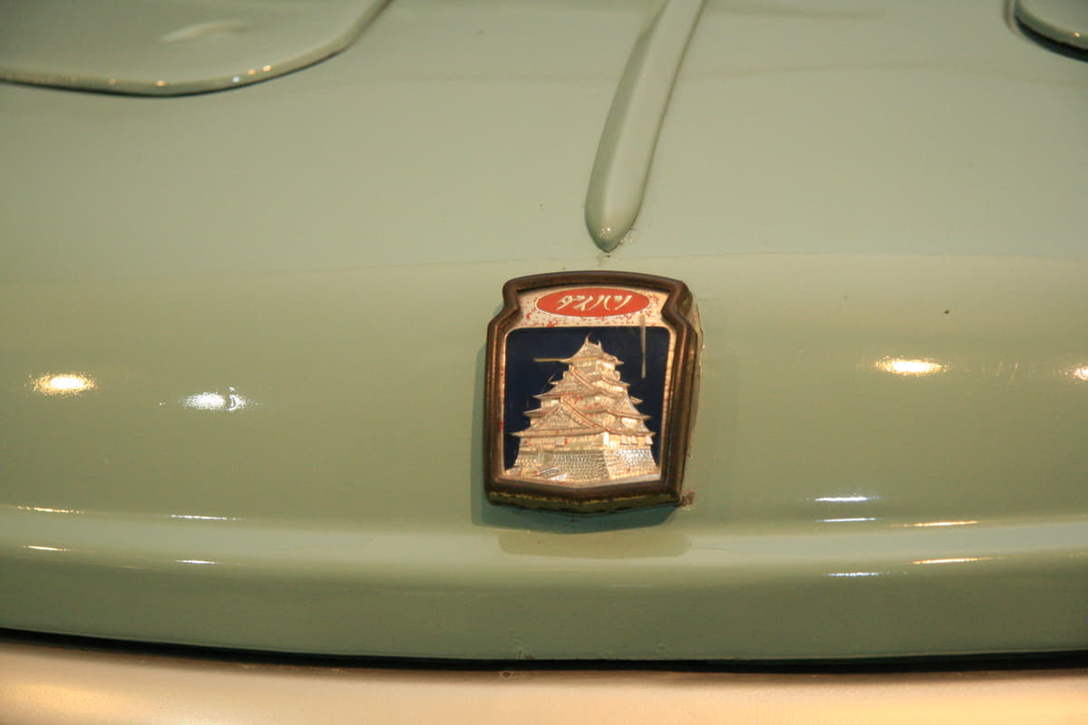 Amazon.co.jp: 旧ダイハツエンブレム 色豊富 幅150ｍｍ 車 daihatsu カー用品タフト タント タントエグゼ テリオスキッドテリオスルキア デルタワイドワゴン デルタワゴン トール ネイキッド パイザー ピーゴ ブーン ブーンスミナス ミゼットII ミラ ミラアヴィ : 車