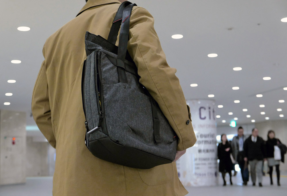 ポケットに入るほど小さくたためる3千円台の超軽量トート「Peak Design パッカブルトート」CAPA CAMERA WEB