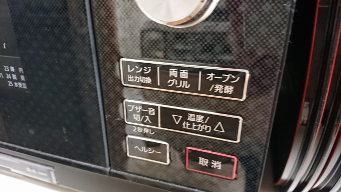 プラバンの焼き作業で使うアルミホイルとクッキングシートに関する投稿です🐇 . プラ板のパッケージには 「アルミホイルを敷いて焼く」と書いてありますが、 プラバンがアルミホイルにくっついて、 変形したりすることがあるので . 私は『クッキングシート』を愛用してい