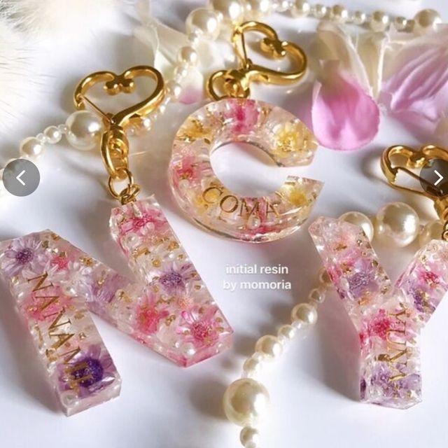 black flower❤︎レジンイニシャルキーホルダー キーホルダー yu- 通販 16905928Creema クリーマ