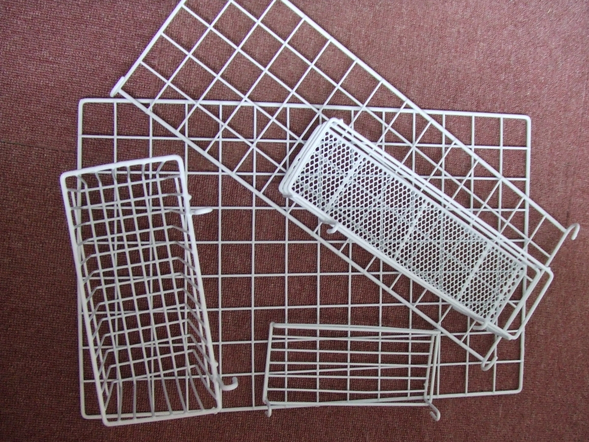 Mac miniをワイヤーネットで吊るしてデスク周りをスッキリさせる : トイレのうず ブログ