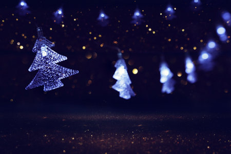 クリスマスツリーゴールドアイコン要素レタリング黒背景Premiumベクトル素材