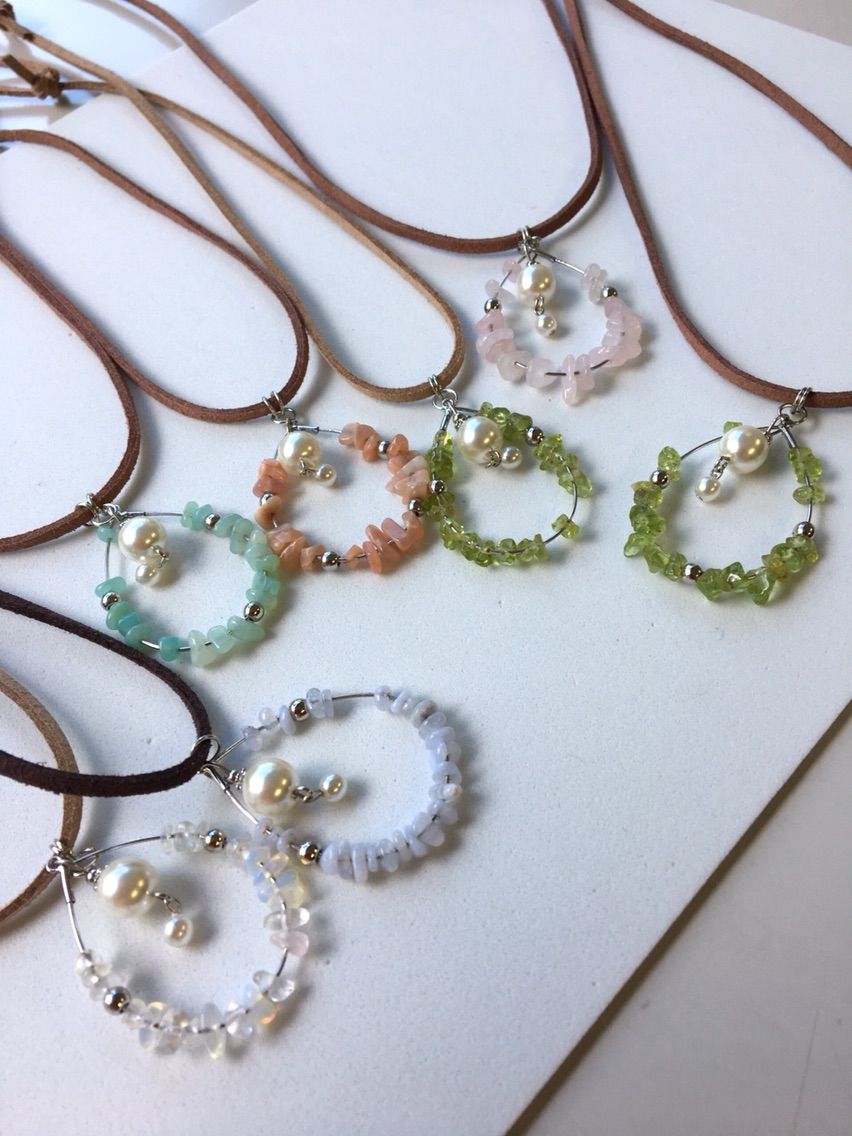 魔法石ネックレスを作りました💙✨きらきらつやつやです💘 ＊ 作り方動画👉youtu.be sNs_THYX3Nw ＊ ＊ハンドメイドハンドメイド動画レジンレジンアクセサリー レジン部レジン作品ゆめかわゆめかわいいハンドメイドdiy女子youtuberハンドメイド動画