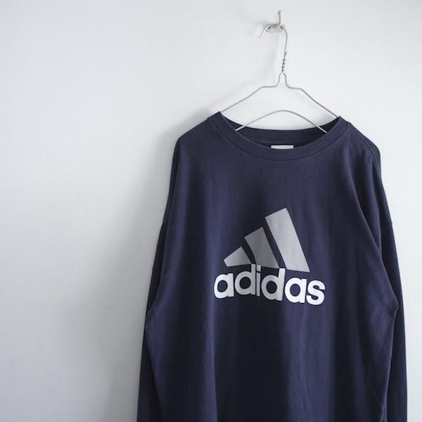 象徴的なアディダスのロゴ：スポーツとスタイルのシンボル🏃 👟壁紙 - PHONEKYから携帯端末にダウンロード