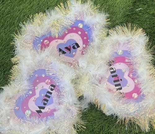 めっちゃ聞かれたネムボの作り方材料 全部百均 ♡レース ♡好きなパール、ラインストーン ♡厚紙 ♡ラミネート ♡名前の紙 ♡ボンドorグルーガン♡のり ♡はさみ作り方①CapCutで好きなように文字名前 をつくる 大きさ、フォン ト、色②A4サイズで印刷