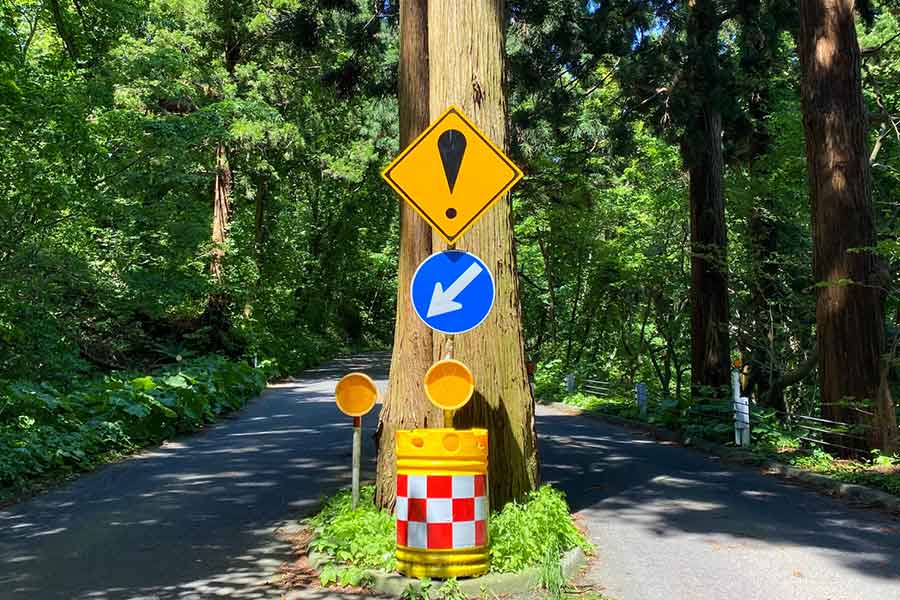 びっくりマーク」のシンプルな標識の意味は？ 自動車学校の教習指導員が解説Hint-Pot