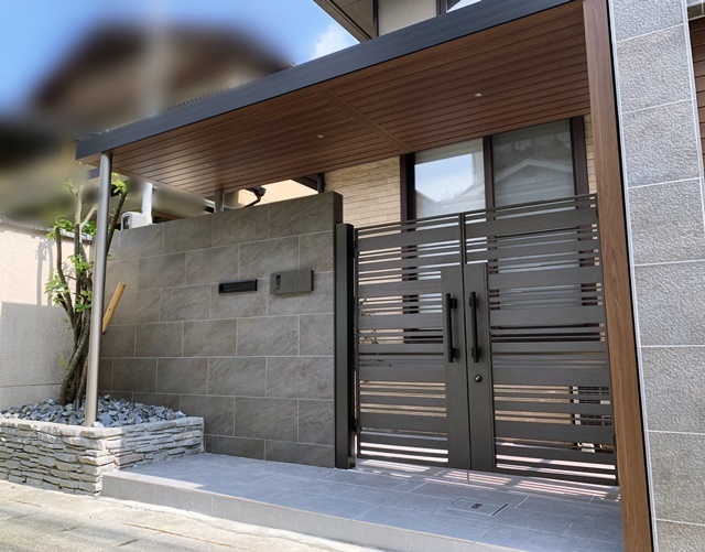 ガレージシャッターと門回りのリフォーム外構「LABOT」は京都，滋賀のエクステリア、ガーデニングを中心に外構・お庭工事のデザイン、設計、施工管理を一貫して行うエクステリア専門店です