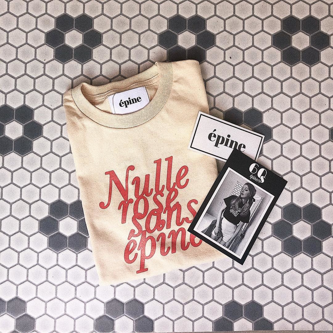 企業やブランドのシンプルでエレガントで魅力的なベクトル プレミアム l クールなバナナのかわいいマスコットのロゴPremiumベクトル素材