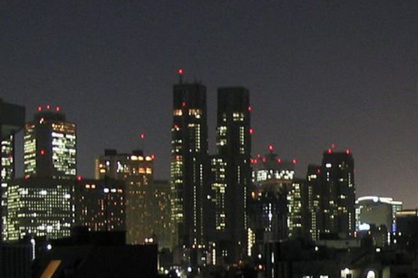 赤い光が点滅する高層ビルや高い建物の赤色灯 – ある航空管制官のブログ管制塔から見た世界を元管制官が解説