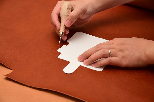 革で作るステーショナリーグッズ！ 使うほど経年変化で味わい深くなり、 より愛着が湧きます♫作ってみたいけれど、 レザークラフト道具や革を どこで買えるのかわからない😅 そんな時は