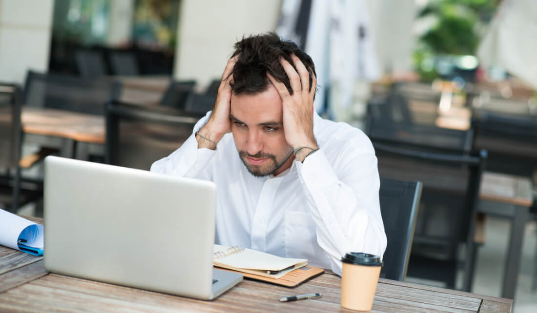 仕事を頑張る会社員イラストのフリー素材イラストイメージ