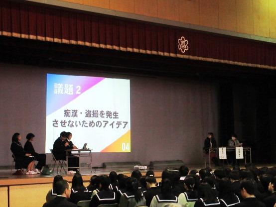 訴えるなら訴えろ」「他言しないという誓約書にサインしろ」息子が盗撮に関わったと認めたくない親が、被害女性（17）の親に向けた“驚くべき逆ギレ” |  文春オンライン