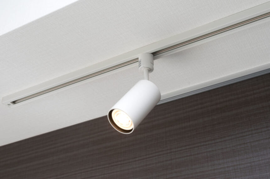 意外と奥が深い「手持ちピンスポ」の世界照明機材の盛り合わせ