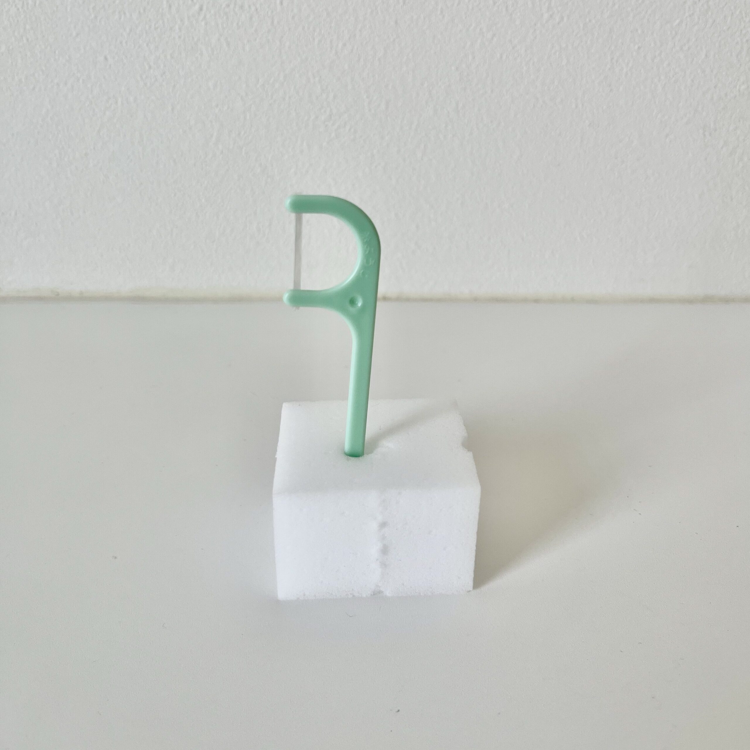 2022.7.24 以前から愛用していた 『マグネットスウィングケース』 最近はどこの100均でも 手に入りますが セリアでトールサイズを見つけました👀❣️これは新商品かな❔ 今でも綿棒入れたりフロスを入れたり 使い勝手も良く愛用していたのですが 若干高さがなく斜めに