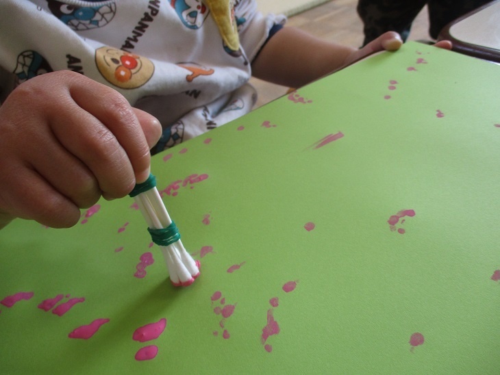 綿棒で作る花紙お花 - 2歳児向け綿棒アートの製作遊び