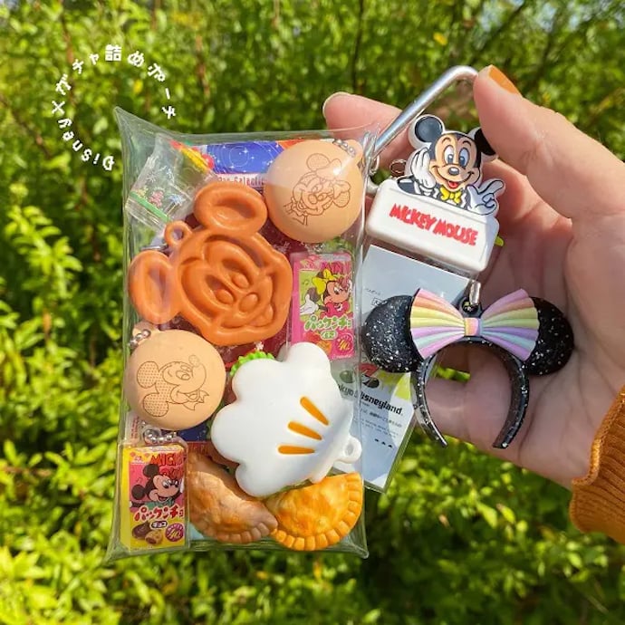 ダイソーのボードで、ガチャガチャを見せる収納にしたよ♪よく働き、よく遊べ