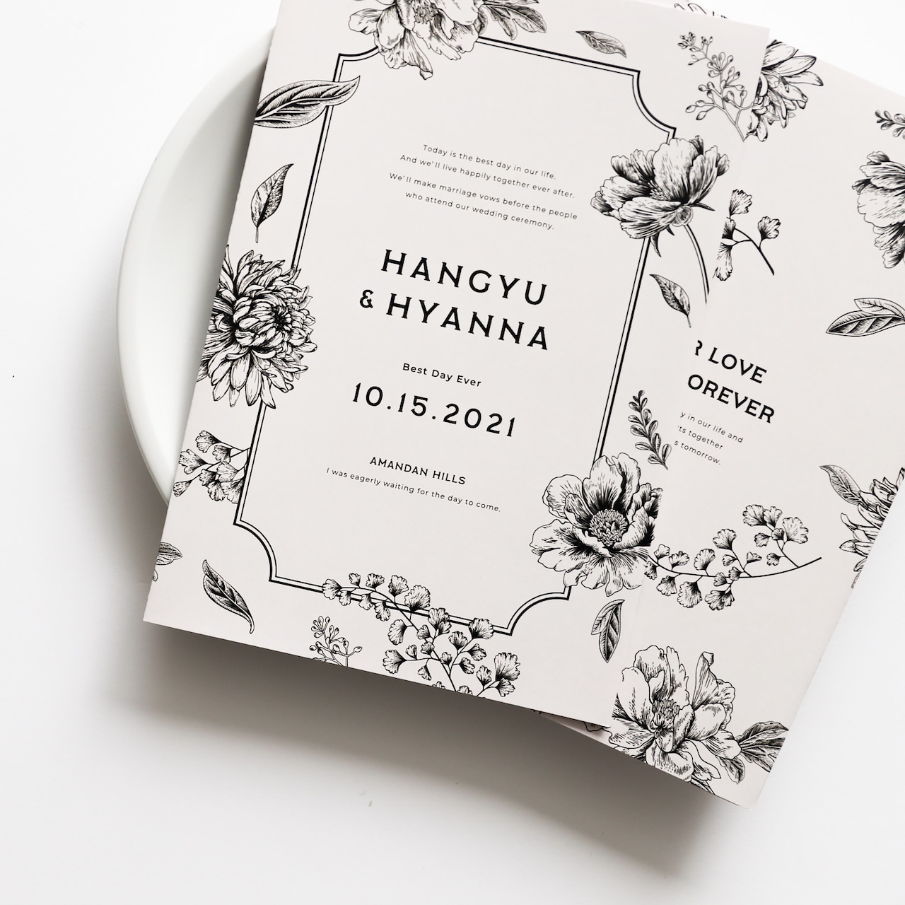 𝐏𝐫𝐨𝐟𝐢𝐥𝐞 𝐛𝐨𝐨𝐤 𝟖𝐏 . トレンドのPOPEYE風の表紙デザインでご希望頂きました📙 .オシャレなお二人＋🐶ちゃんの雰囲気が伝わるブックに仕上がるよう、特急納期でのオーダーでしたが、出来るだけ頂いたお写真を活かせるように試行錯誤素敵なオーダー