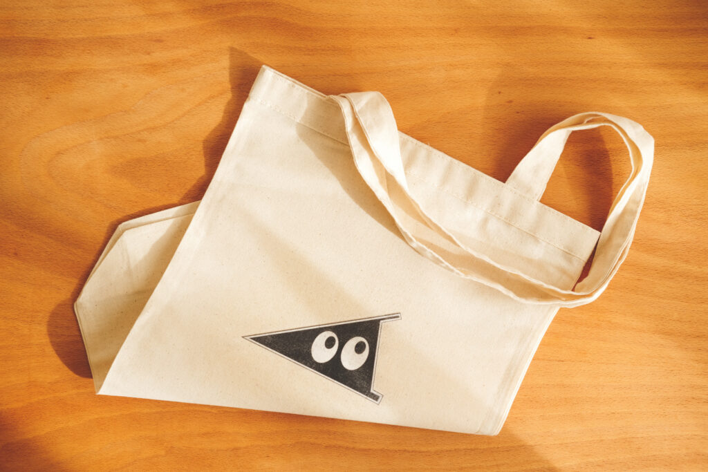 ユニクロのオリジナルトートバッグの作り方まとめ。サイズや値段も解説