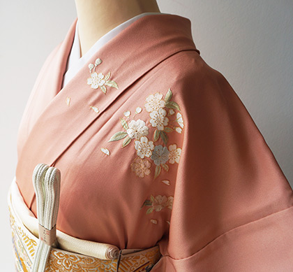 甚三紅 じんざもみ とは？：伝統色のいろは