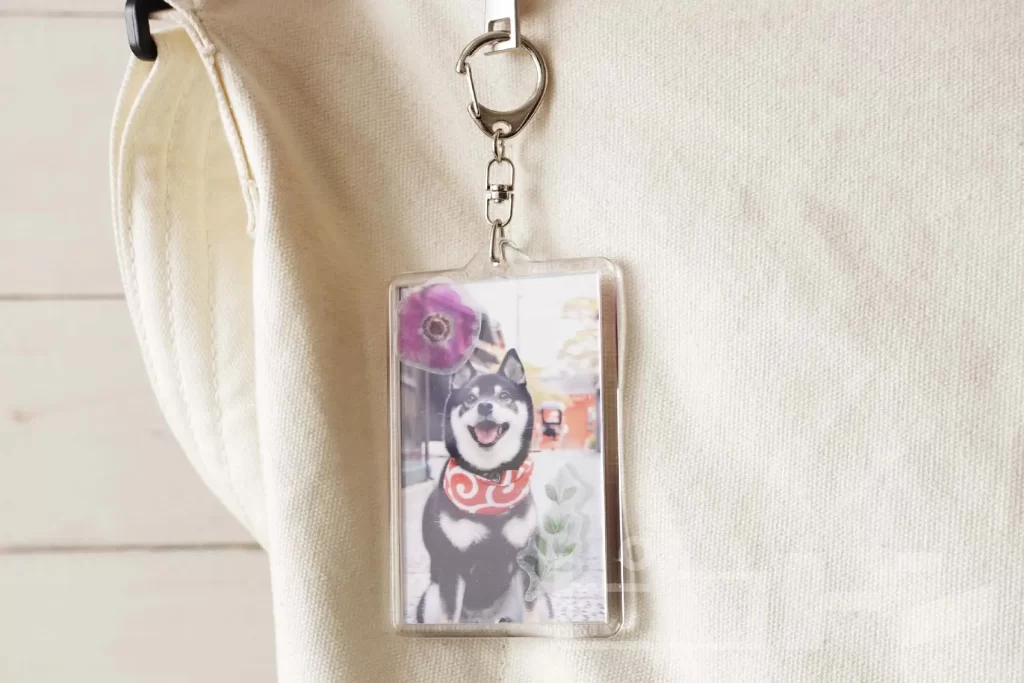 100均材料 名前入りキラキラキーホルダーの作り方レジン初心者でも簡単！おうち時間を楽しく！自分だけのお気に入りを作ろう 親子クラフトやプレゼントにも