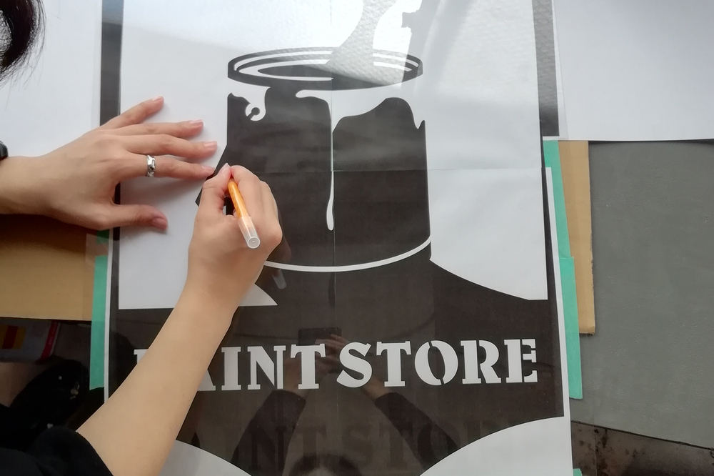 ステンシルでDIY アクリル板を使った自作シートの作り方と文字入れのコツ解説塗料とステンシルでオリジナル看板を作成 : タカラ塗料 STAFF BLOG