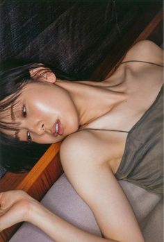 生写真(女性)/グラビアアイドル 工藤里紗/横型・膝上・水着水色・白・花柄・仰向け・椅子に座り・植物・目線上・口閉じ・2Lサイズ/公式生写真 | 