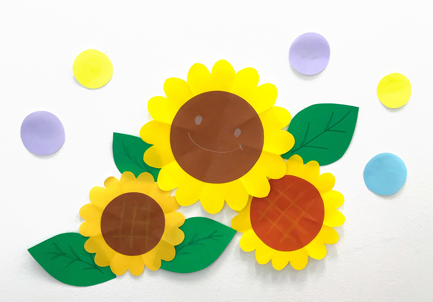 秋の飾り 彼岸花の壁面飾りの簡単な作り方を紹介！９月ごろに咲く花を、折り紙と紙テープでつくってみてはいかがでしょう？ つくるモン