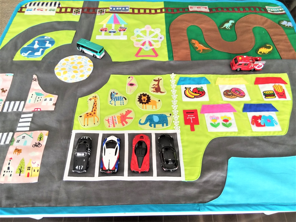 トミカやレゴで作った車を走らせよう♪レゴ作品の収納もできる、ダンボールで作るレーシングコースつづる