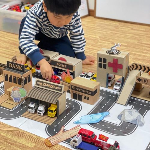 100均グッズでトミカタウンを作りました - 虹色教室通信