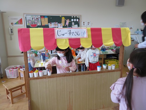 お店屋さんごっこ。あま市の「青山幼稚園」