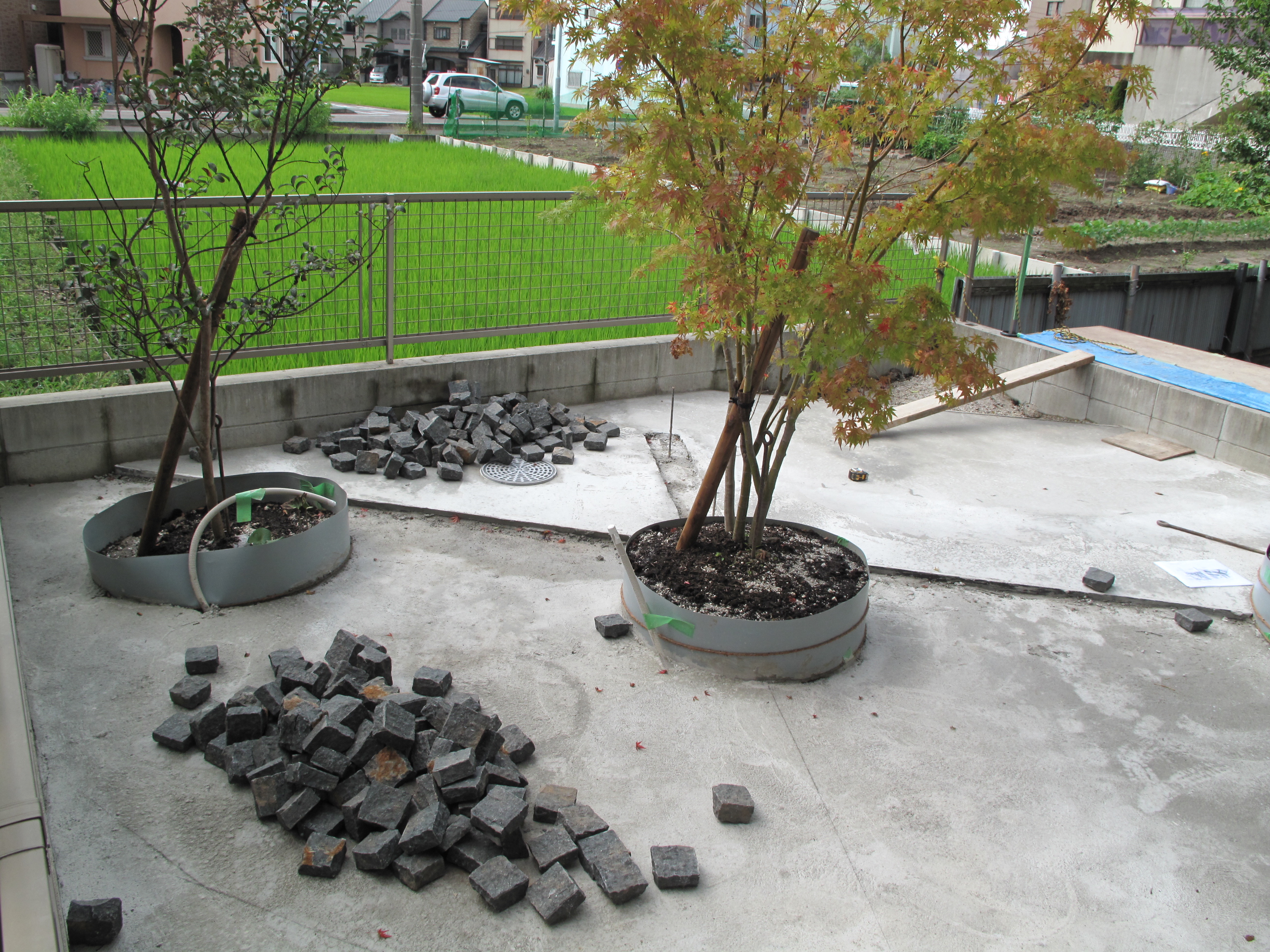 施工例：大阪市住之江区 リフォーム部分工事 ピンコロ石花壇 サビミカゲ 下草 低木 植栽 柱なし雨除け屋根 LIXILリクシル サンクテラス屋根2TOEXトエックス 1階用 R型アール屋根 ベランダ屋根 LIXILリクシル サンクテラス屋根2 TOEXトエックス 2階用 R型アール屋根 物干し