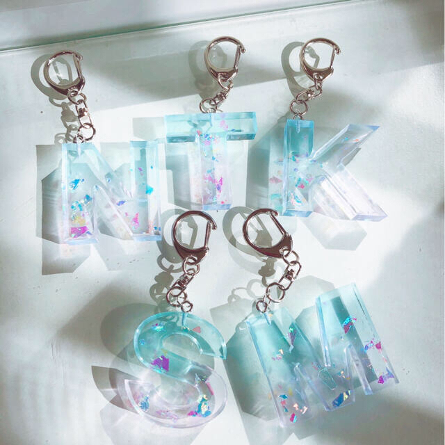 レジン❤︎イニシャルキーホルダー 金具変更できます ♡ ドライフラワー アルファベット - TESOROminne byGMOペパボ国内最大級のハンドメイド・手作り通販サイト