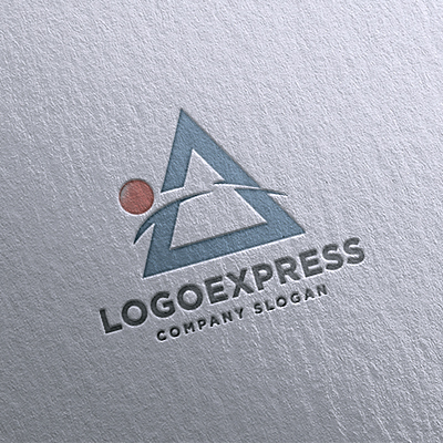 多面性と彩りが映える三角形の立体ロゴ