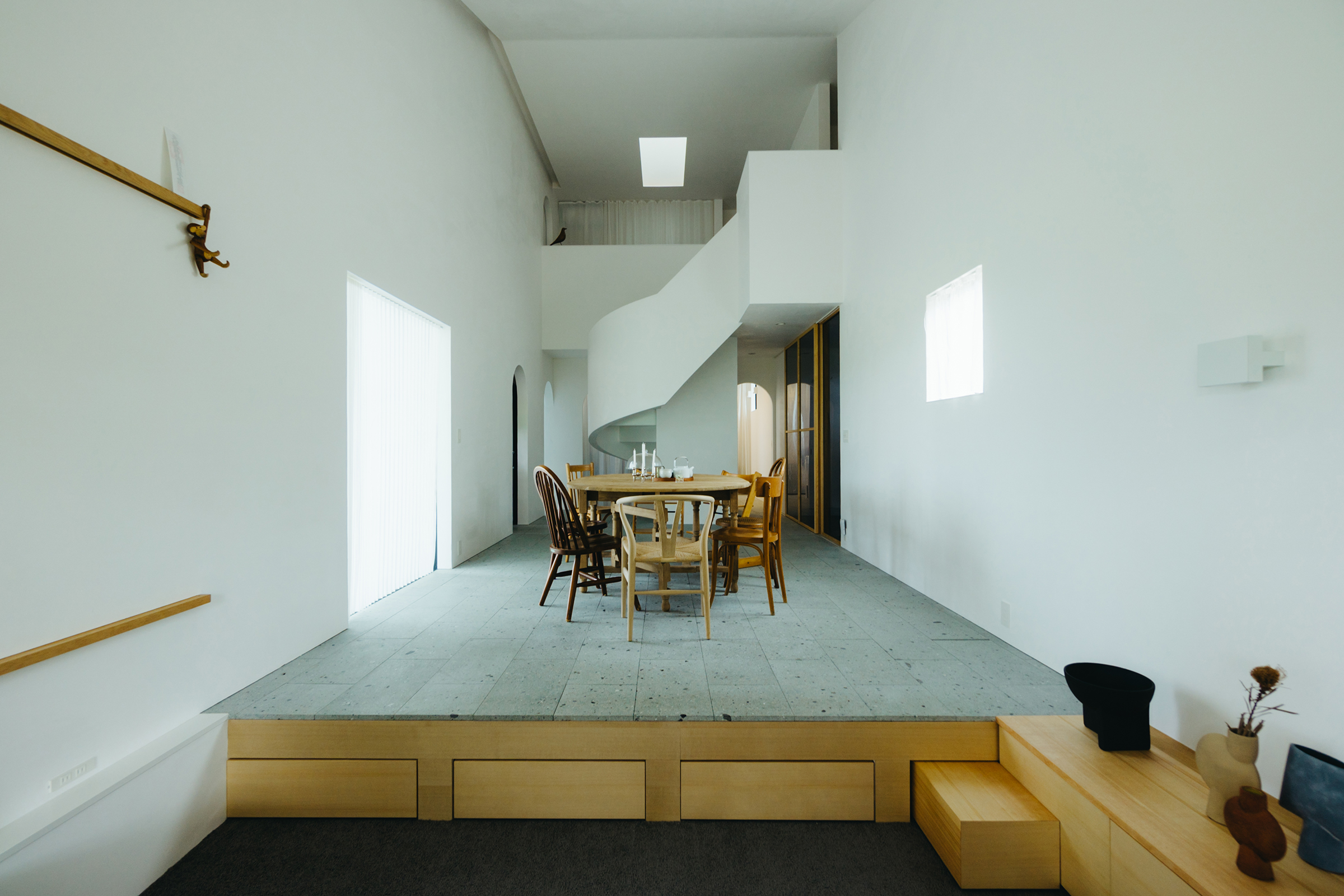 借景と吹抜けと本棚FLATDESIGNOFFICEフラットデザインオフィス注文住宅借景オーダー家具造作家具造作本棚樹脂窓吹抜けトリプルガラスパッシブデザインパッシブハウスＺＥＨ住宅断熱等級6