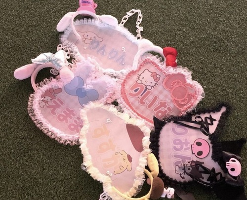 体育祭の応援幕とプラカードを紹介します🪧💘 各クラス個性豊かな作品が出来上がりました😆体育祭応援幕プラカード女子商業高校