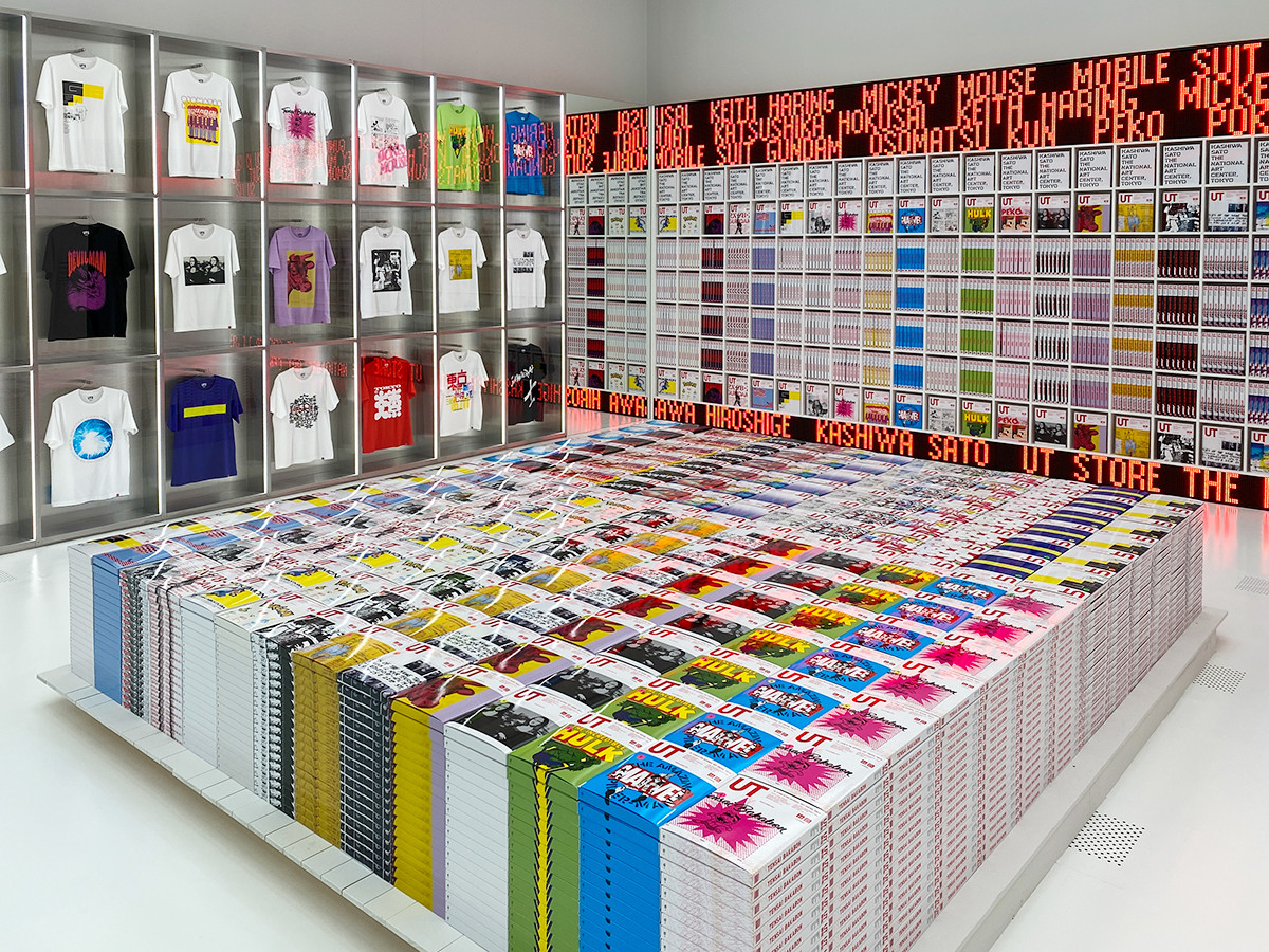 佐藤可士和展」公式図録のご紹介 当初200ページの予定が、約400ページにボリュームアップ！佐藤可士和の約30年の活動を一冊に凝縮した1冊です！佐藤可士和監修、国立新美術館編集のこれまでにない集大成本となっています。みどころ・展覧会で紹介した数々のロゴ