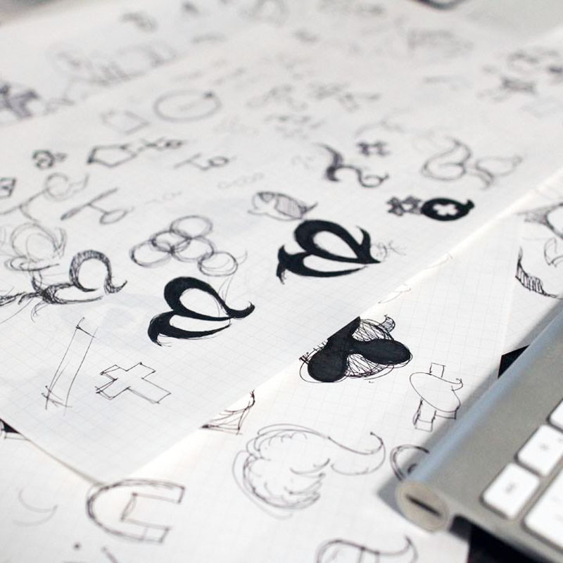 ロゴのデザインは、鉛筆でのアイデアスケッチから