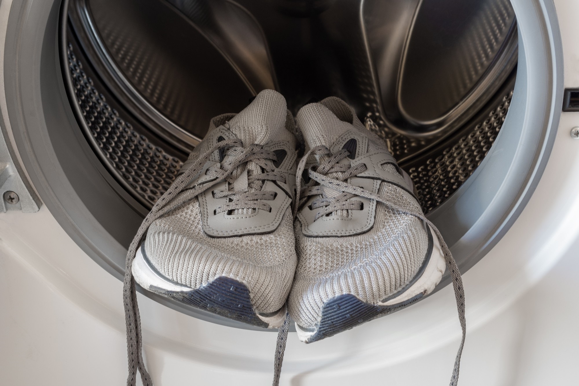 濡れた靴を一晩で乾かす方法 カイロを使ったライフハックやってみたHint-Pot