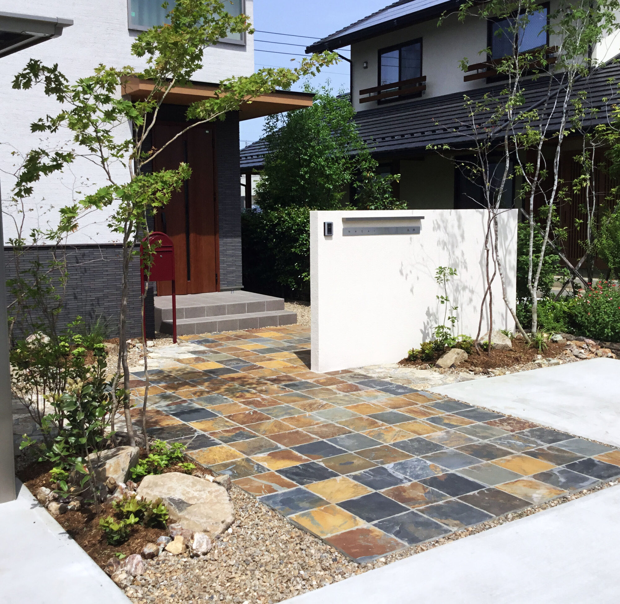 和モダン外構 シンプルにお洒落なアプローチデザインと門柱PLANNER BLOG株式会社美興プランニング