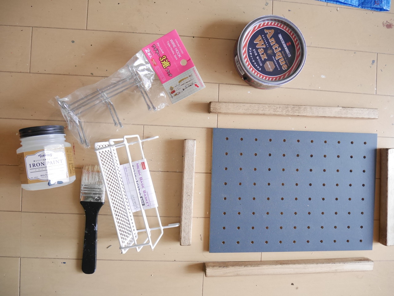 ニトリや100均で買える？定番人気の「有孔ボード ペグボード 」・おすすめ8選