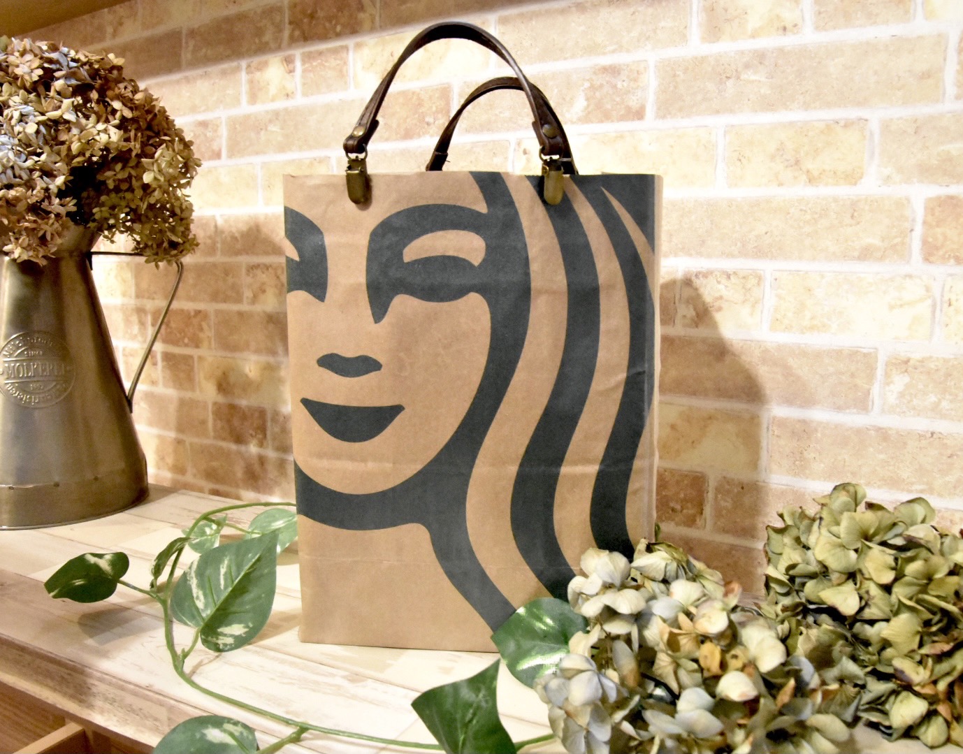 スタバの紙袋 ハサミとテープで簡単ブックカバーの作り方！20枚の写真で解説こもれび