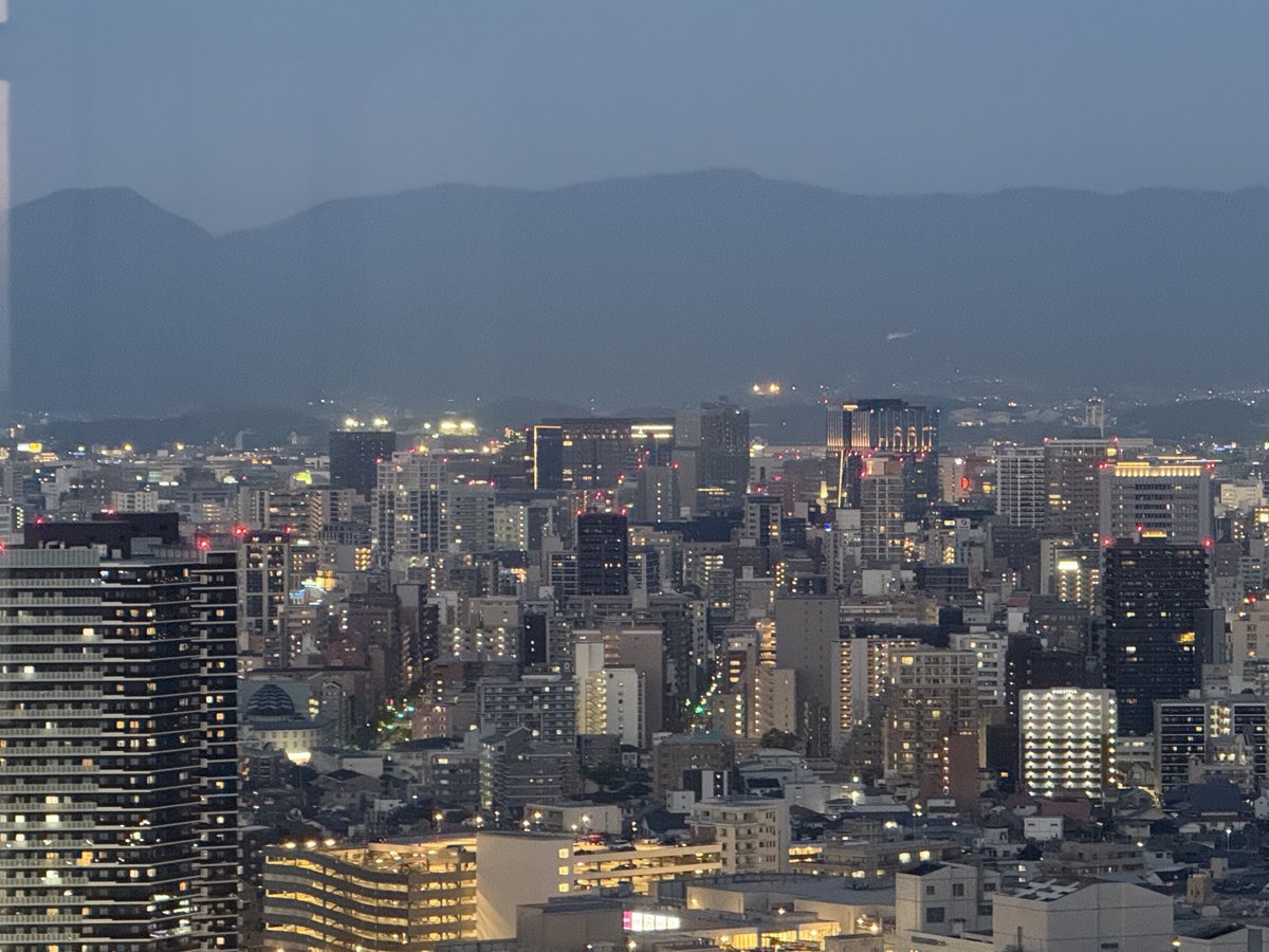 高層ビルの屋根の上の赤い航空障害灯の写真素材・画像素材 Image 73352192